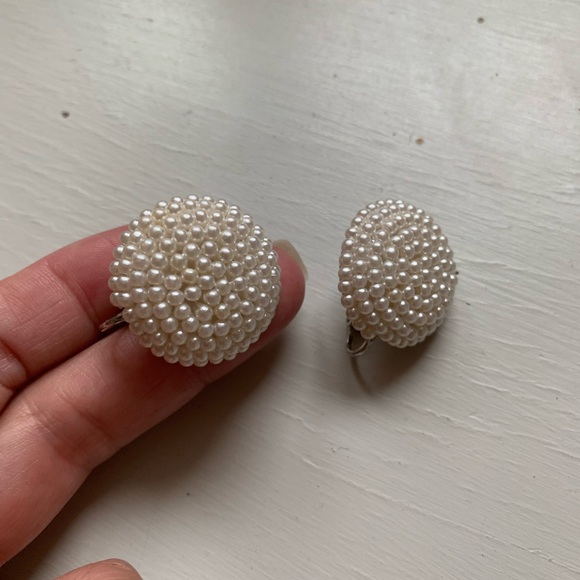 Vintage Pearl clip on earrings - Picture 2 of 4